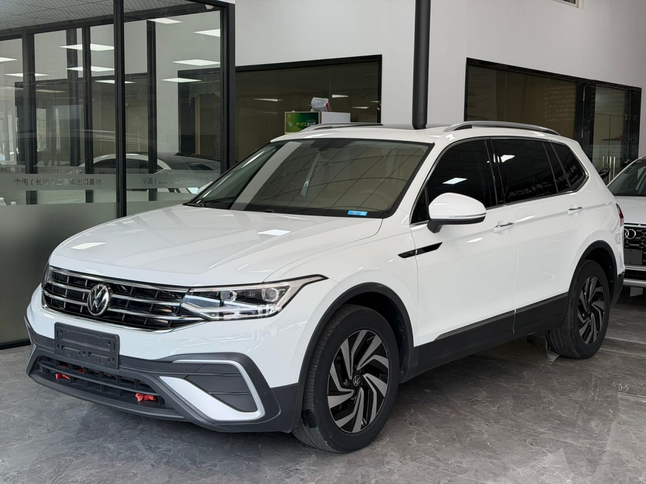 Volkswagen Tiguan L 2023 — фото 1