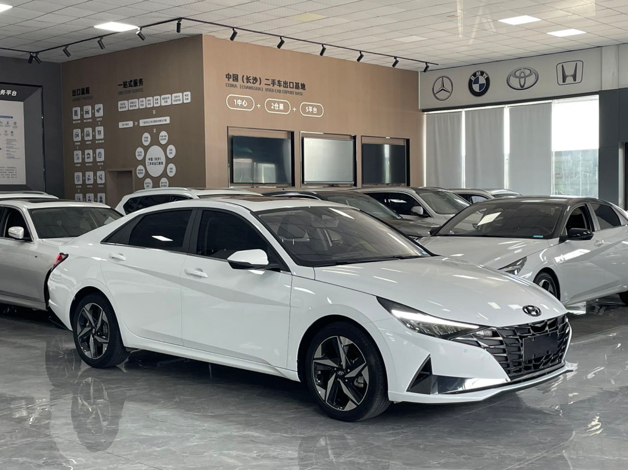 Hyundai Elantra 2022 — фото 3