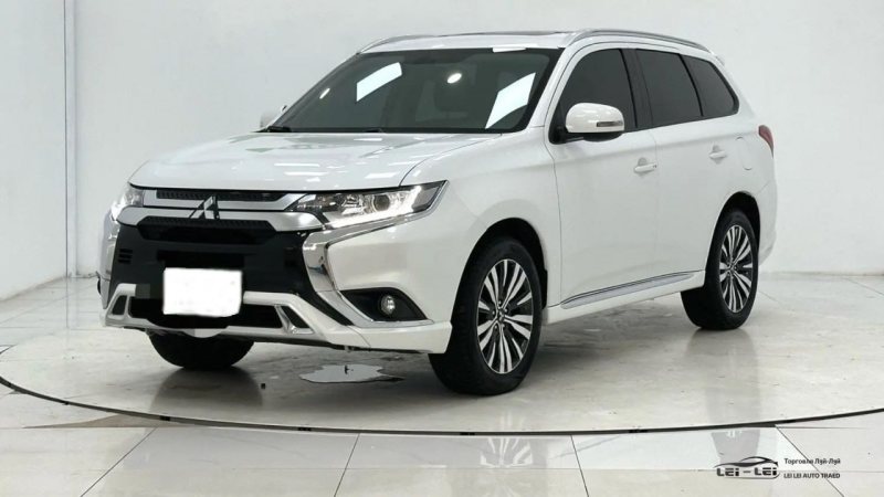 Mitsubishi Outlander 2021 — фото автомобиля
