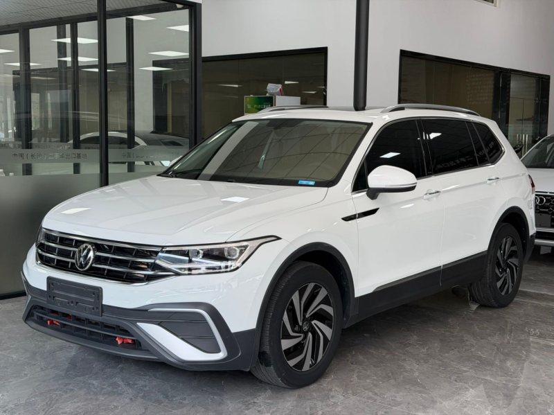 Volkswagen Tiguan L 2023 — фото автомобиля