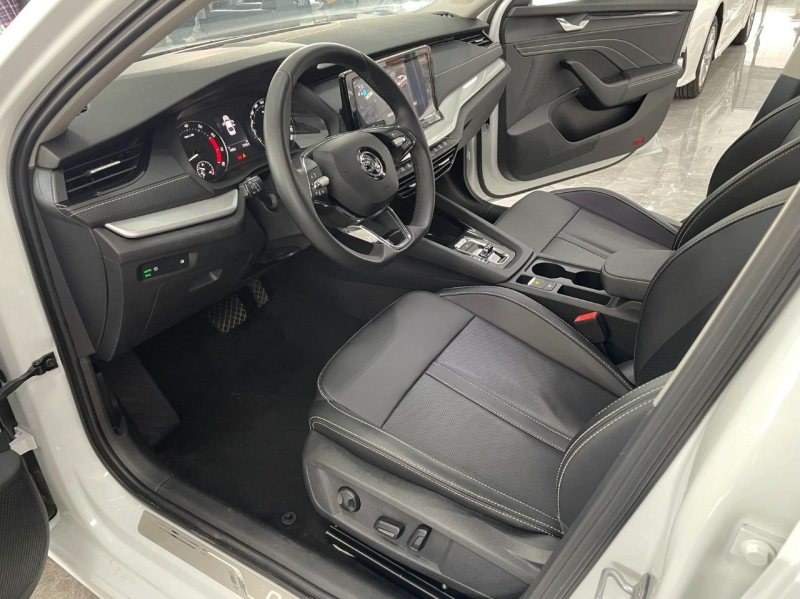 Skoda Octavia 2023 — фото 4
