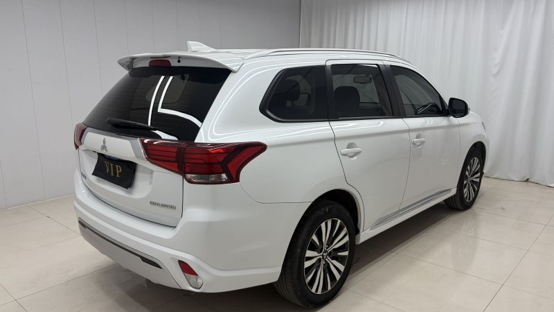 Mitsubishi Outlander 2021 — фото 5