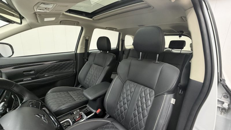 Mitsubishi Outlander 2021 — фото 12
