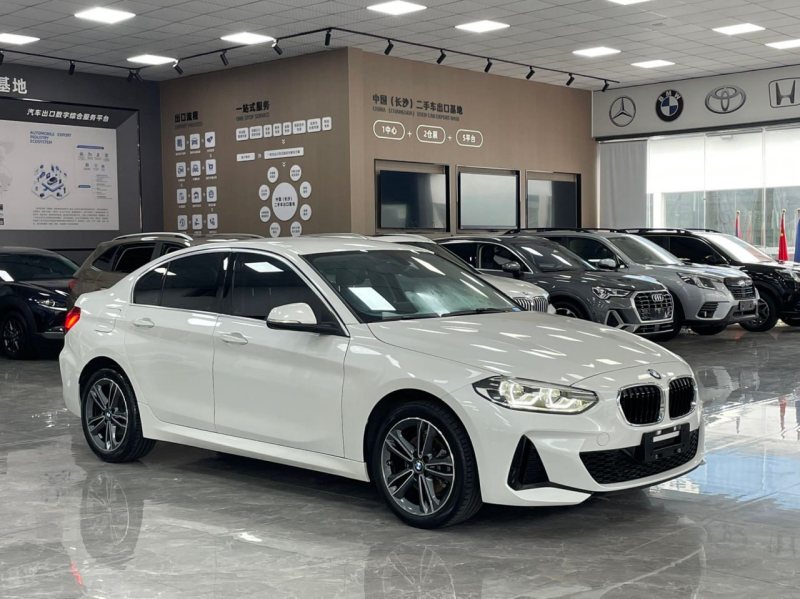 BMW 1 Series 2021 120i M Sport Edition China VI 2021 — фото 2