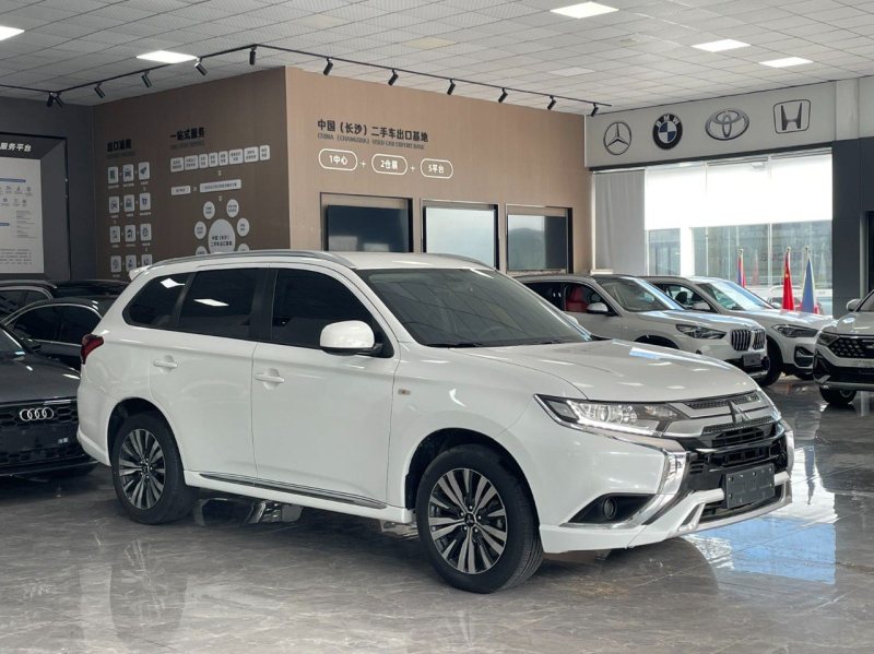 Mitsubishi Outlander 2021 — фото 3